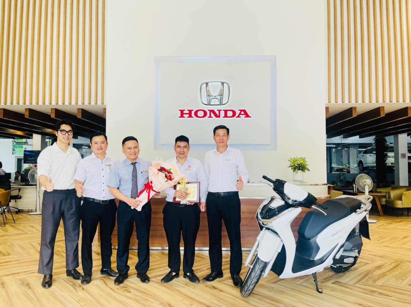 Chúc Mừng Cố Vấn Dịch Vụ Bùi Duy Đông - Cố Vấn Dịch Vụ Xuất Sắc Đã Nhận Được Giải Thưởng Xe Máy Honda SH Của Honda Việt Nam